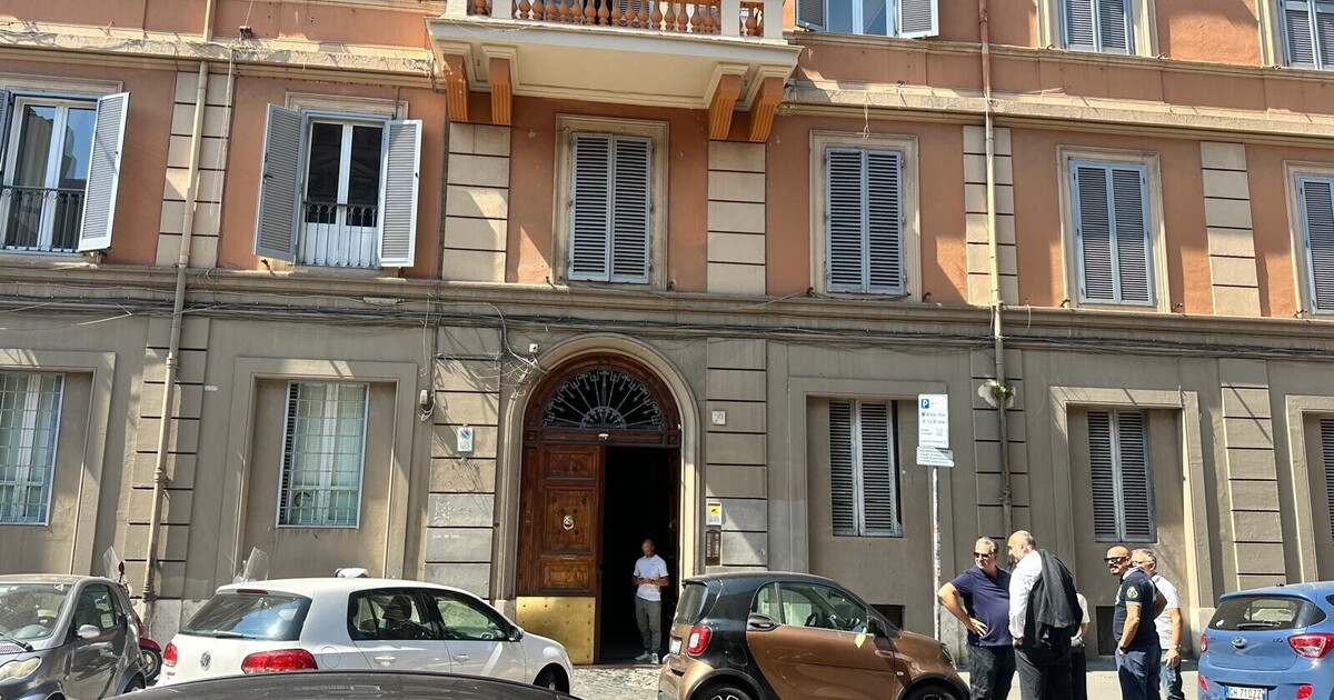 Fratelli d'Italia's faction is down, the Meloni kids occupy the headquarters. Mischief and the police.