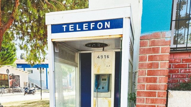 Die Münze ist gerade am Münztelefon eingefallen