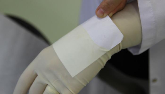 Deze handschoen is een wereldprimeur op het gebied van gezondheid! Turkse wetenschappers ontwikkelden: "Telhandschoen" biedt veel gemak