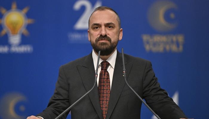 El vicepresidente del Partido AK, Acar, reacciona ante el líder del CHP, Özel