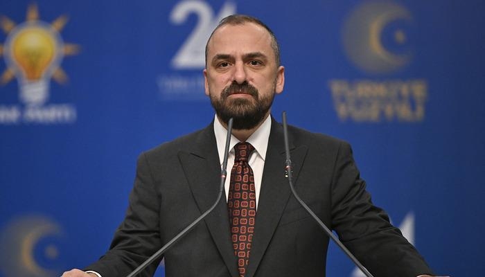 El vicepresidente del Partido AK, Acar, reacciona ante el líder del CHP, Özel