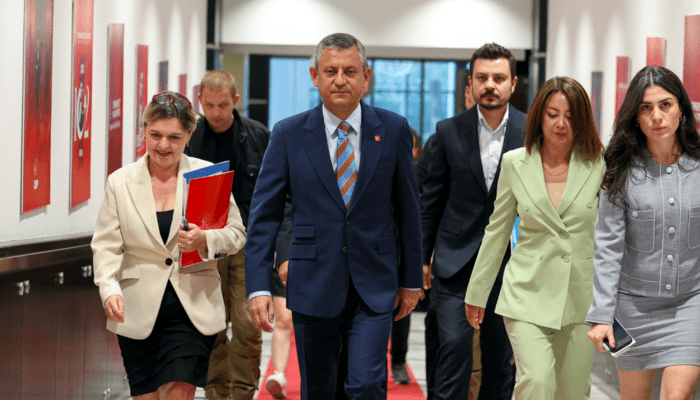 İmzalar gece yarısı geldi, CHP lideri Özgür Özel tarih verdi: 9 Eylül'ü bekleyin!