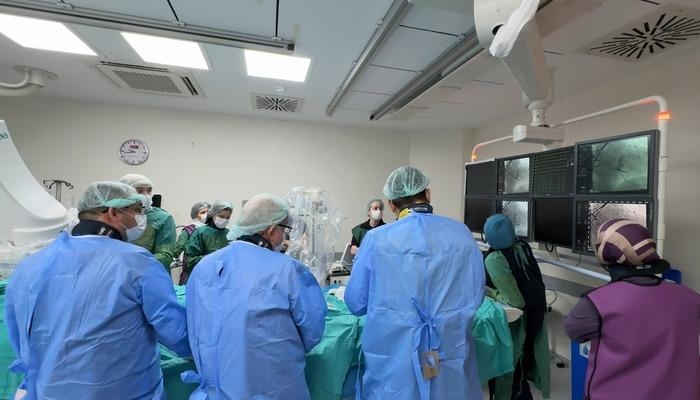 Nieszczelność zastawki serca leczono poprzez dostęp do serca przez żyłę w obojczyku.