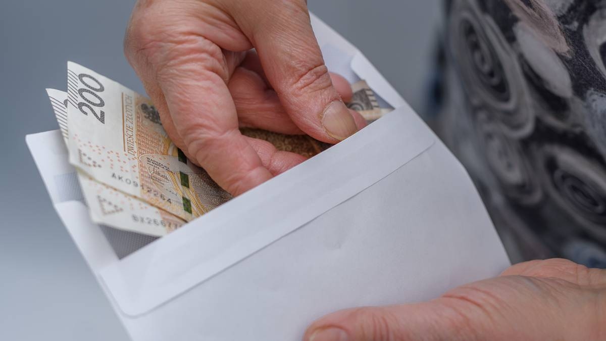 Heb je een laag pensioen? ZUS kan je maandelijks 500 PLN extra geven.