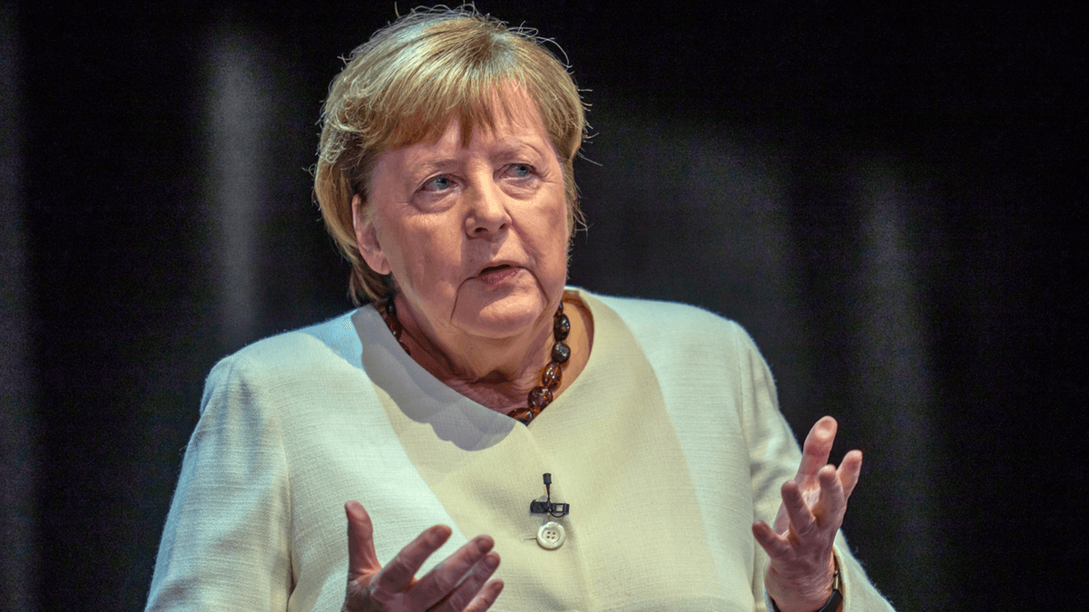 Angela Merkel critica a política do governo alemão. É sobre migrantes