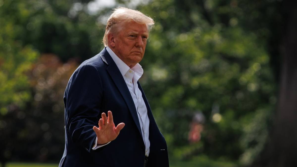 Trump, AB mallarına %30 gümrük vergisi uygulanacağını duyurdu. Tarihi açıkladı.