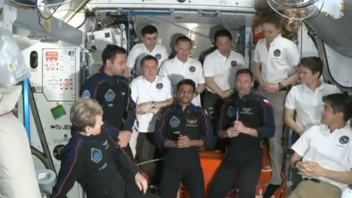 Sławosz Uznański trabalha no espaço. Entre os experimentos, a pesquisa sobre a cura do câncer
