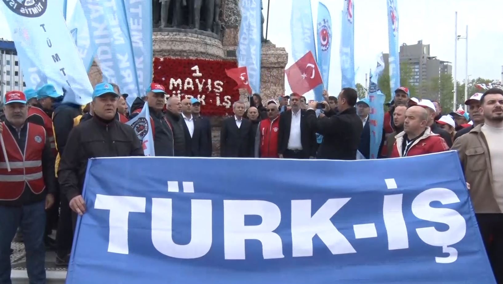 TÜRK-İŞ a déposé une couronne à Taksim