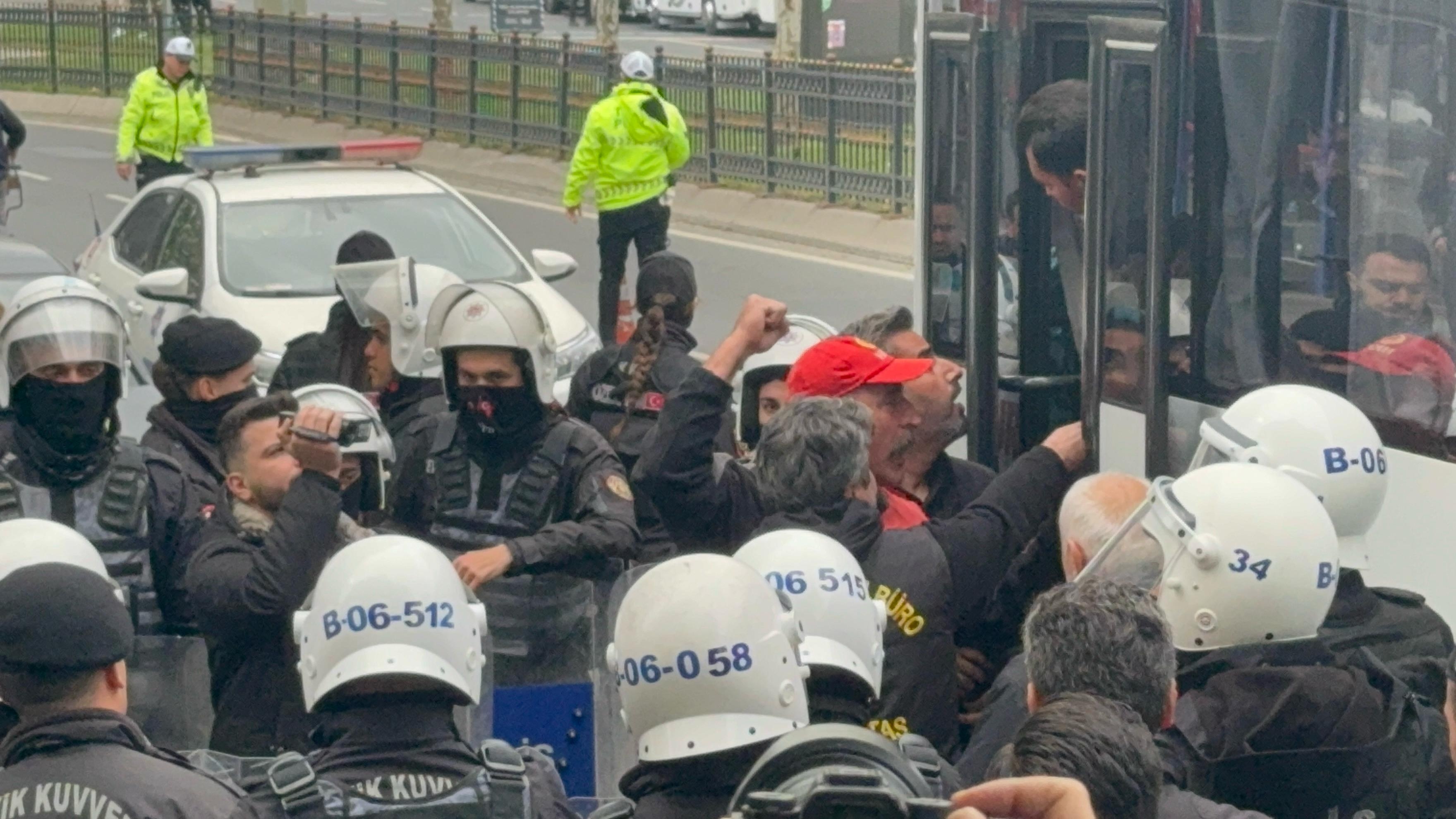 Intervention contre le groupe qui voulait marcher de Beşiktaş et Şişli à Taksim sans autorisation