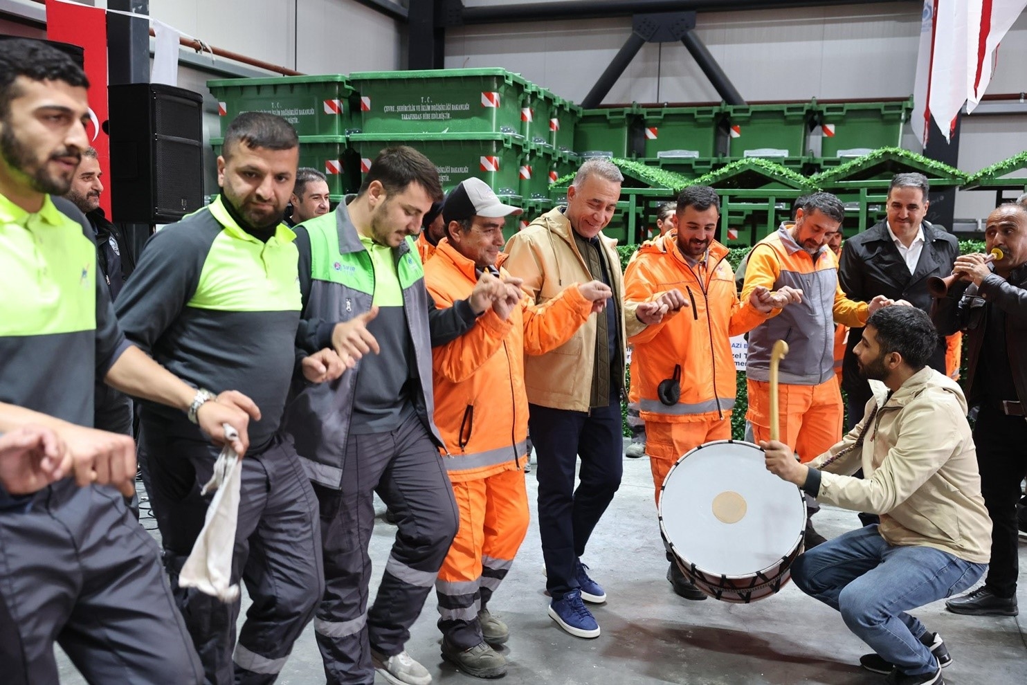 Le maire de Sultangazi, Dursun, a dansé le halay avec les travailleurs