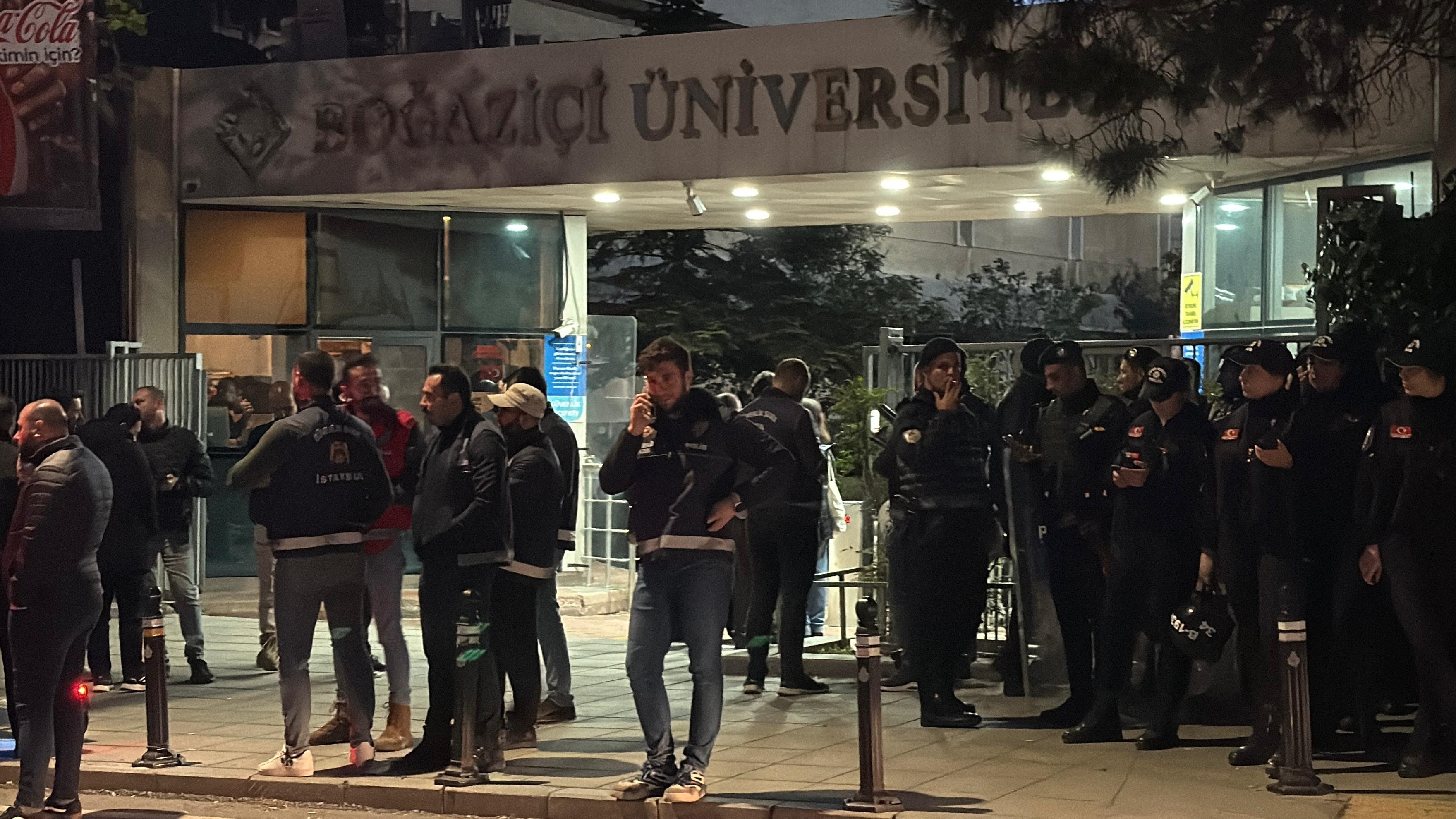Des manifestants ont attaqué la police à l'université de Boğaziçi : 13 policiers blessés, 97 arrêtés