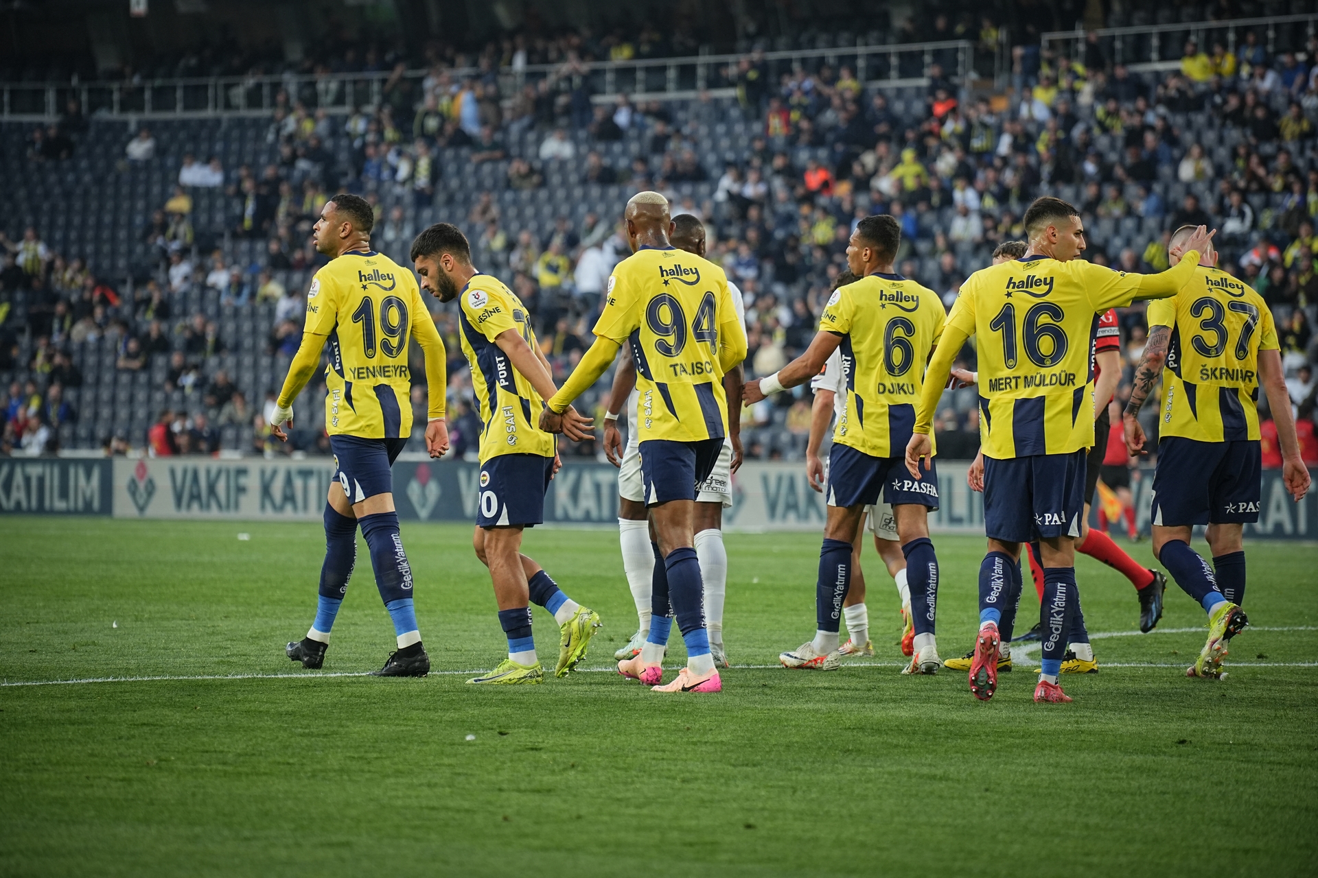 Fenerbahce won na 2 thuiswedstrijden