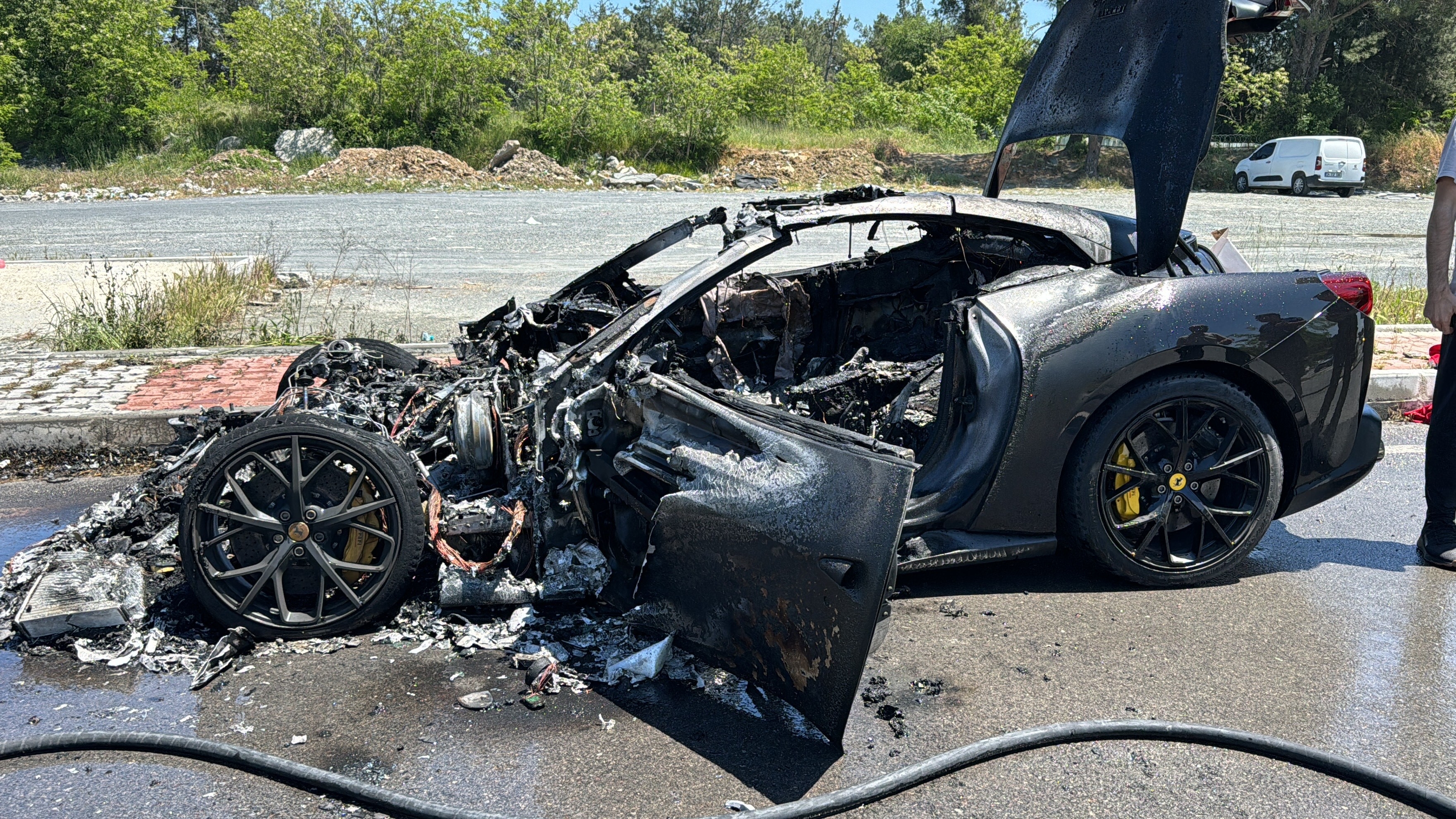 Luxusauto im Wert von 20 Millionen Lira verwandelte sich in Eyüpsultan in einen Feuerball: Diese Momente wurden mit der Kamera festgehalten