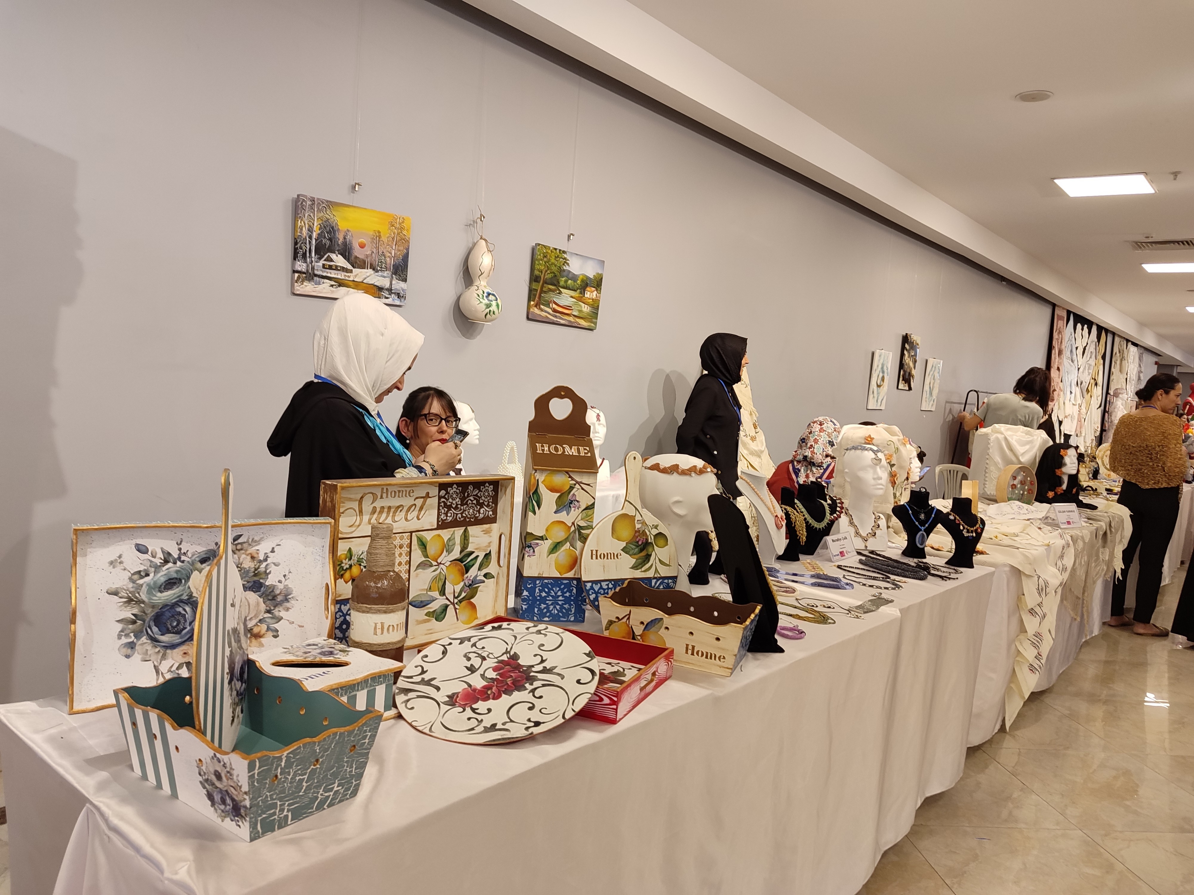 Die Eröffnung der Saisonabschlussausstellung für Berufsbildungskurse fand in Esenler statt