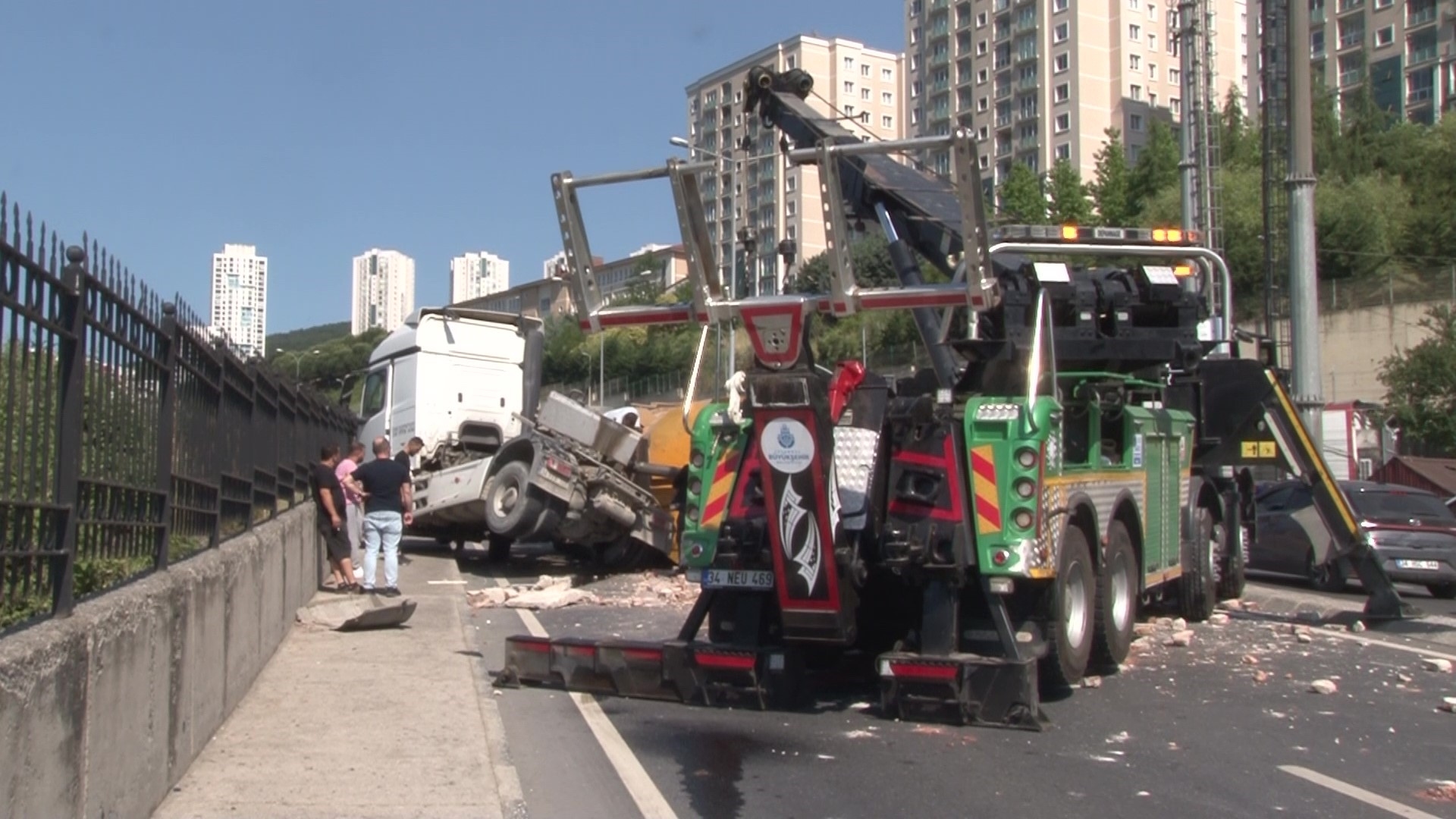 Graafmachine omgevallen in Maltepe, weg afgesloten voor verkeer