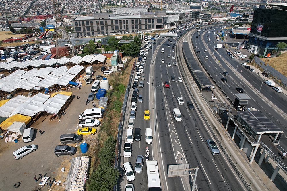 Verzichten Sie auf den Verkehr auf der Nebenstraße Avcılar E-5