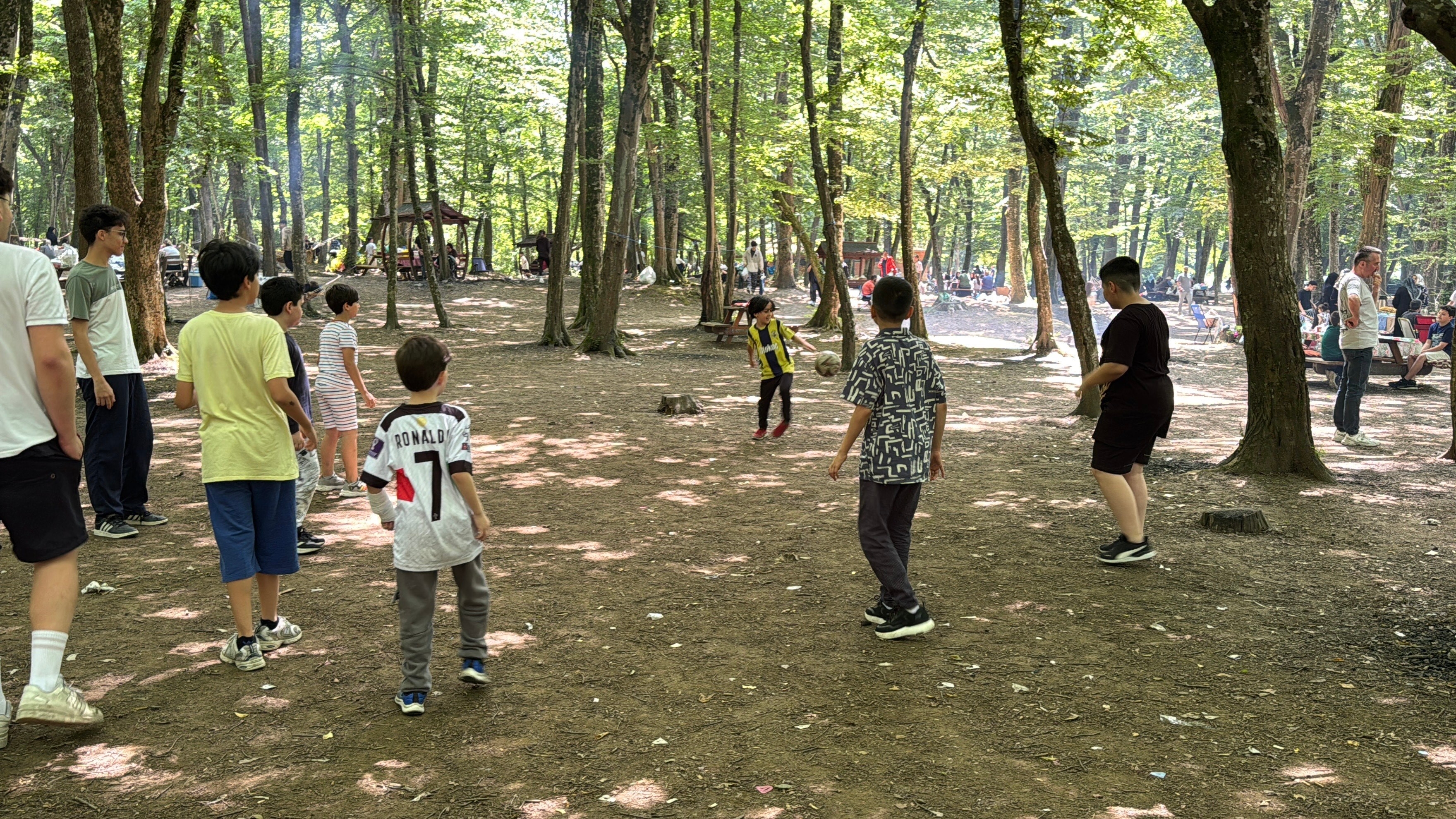 Istanbuler strömten am zweiten Tag des Opferfests in den Belgrader Wald