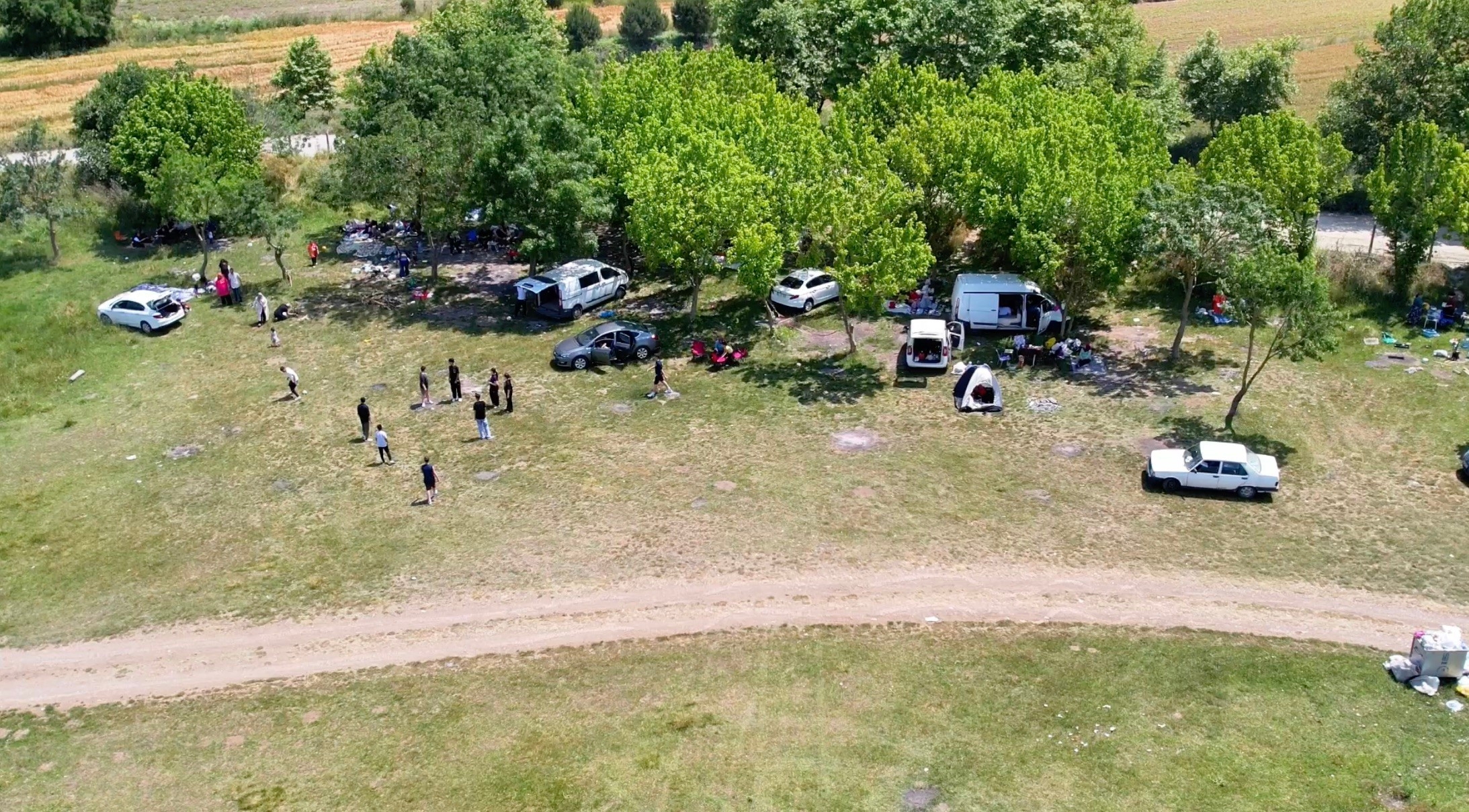 Menschenansammlungen auf Picknickplätzen in Istanbul aus der Luft betrachtet