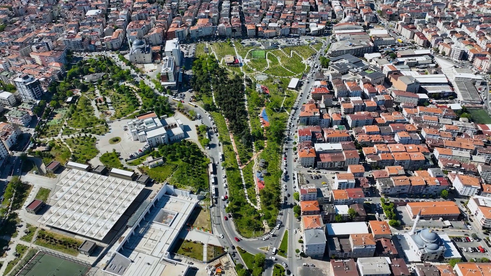Minister Kurum deelt de nationale tuin van Bağcılar
