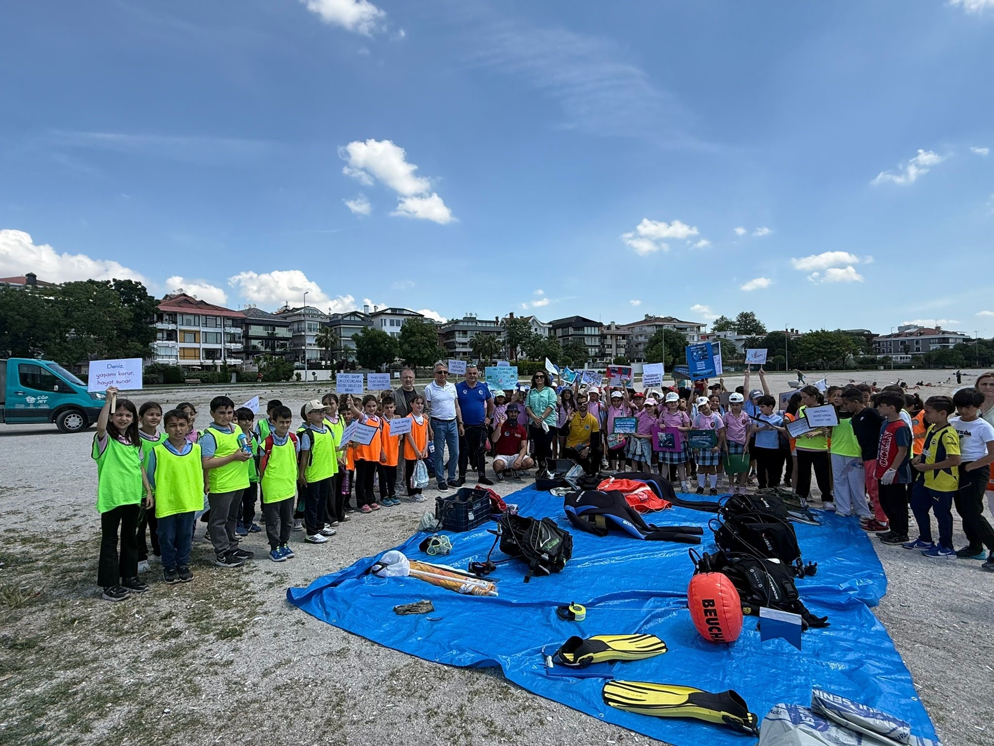 Rettungsschwimmer, die an einem öffentlichen Strand unter Wasser säuberten, enthüllten das traurige Bild