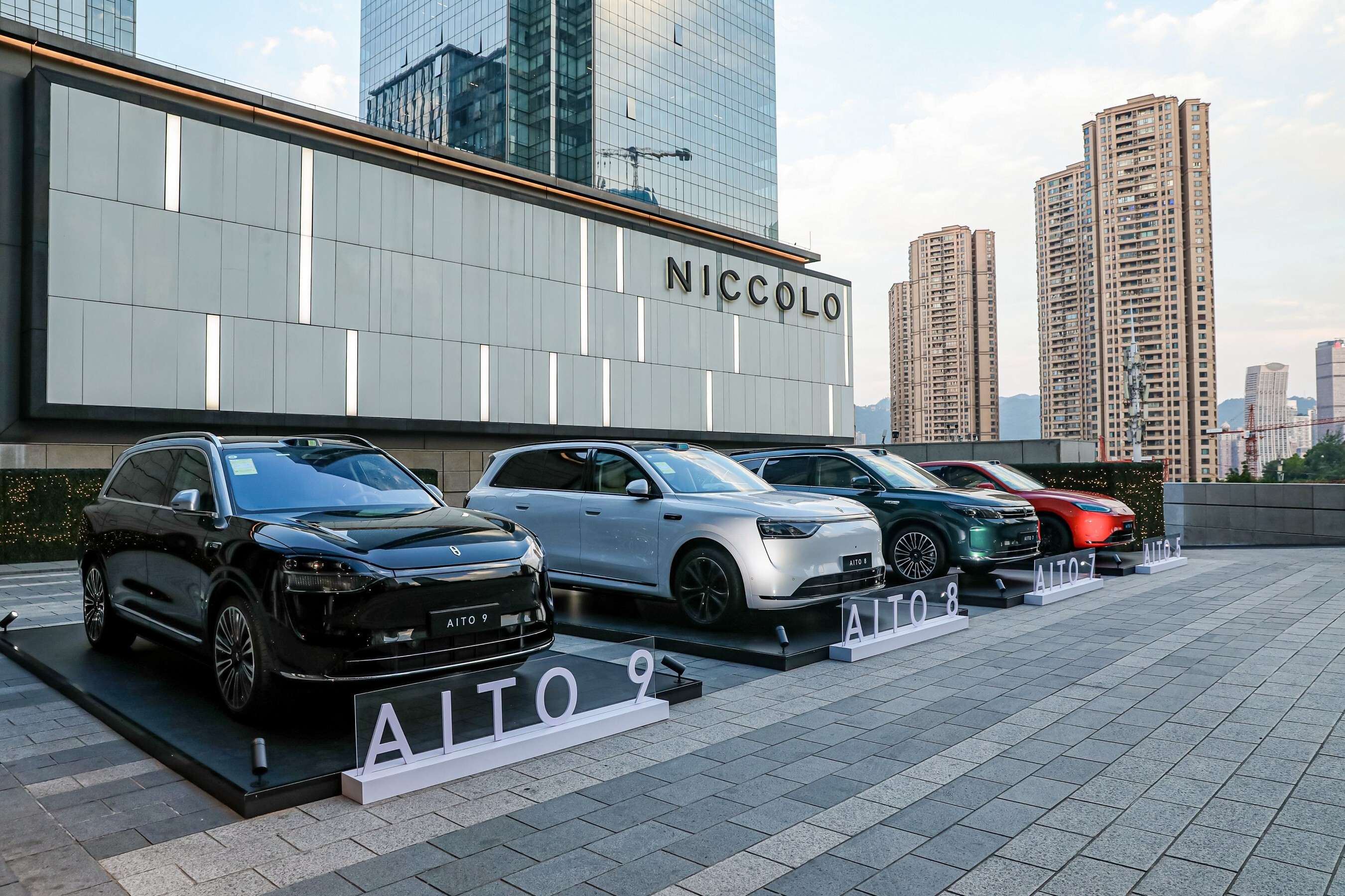 Marka pojazdów elektrycznych AITO zaprezentowała przedstawicielom mediów swoje nowe modele