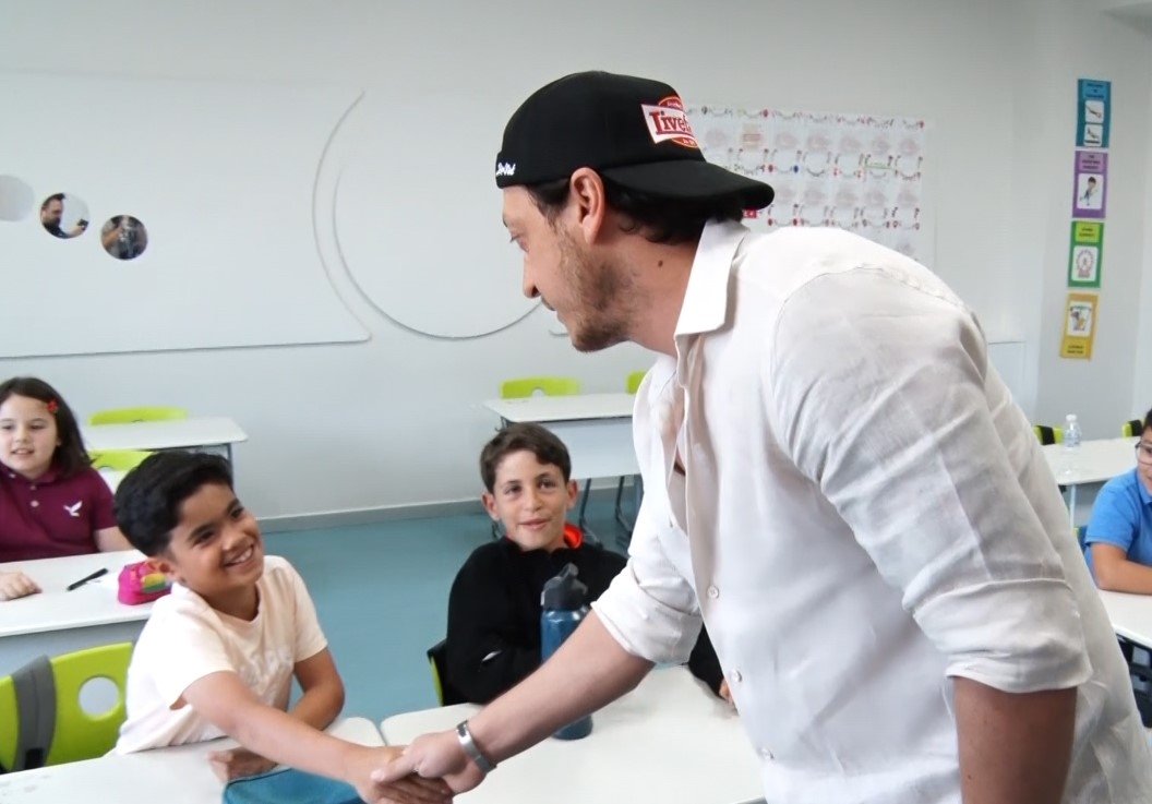 Mesut Özil ontmoette studenten