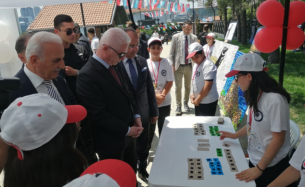 Der Gouverneur von Istanbul, Gül, nahm am Ümraniye Tübitak 4006-C Science Fair Festival teil