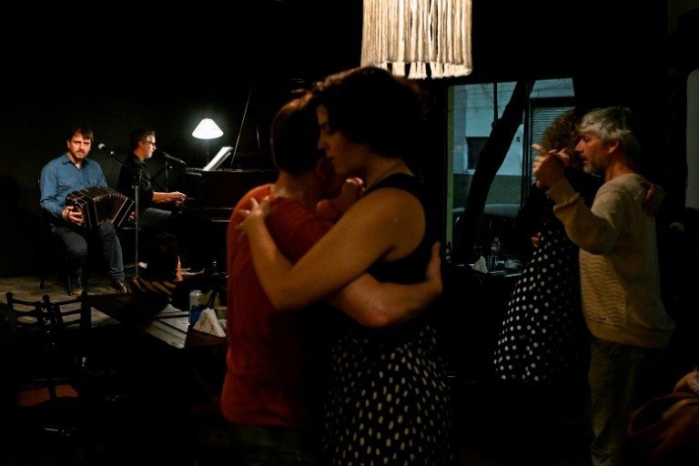 Dançar tango é terapia inovadora na Argentina contra sintomas de Parkinson
