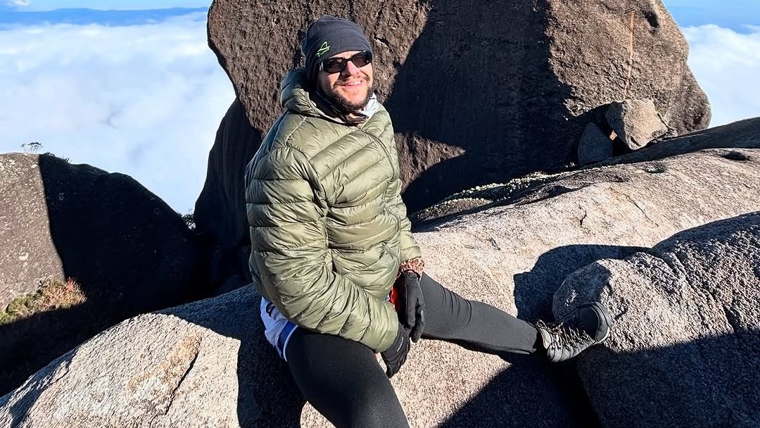 Gominho pays tribute to Preta Gil and celebrates a new phase by climbing a mountain in Rio
