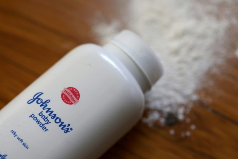 Johnson & Johnson aangeklaagd in het Verenigd Koninkrijk vanwege talkpoeder dat ervan verdacht wordt kanker te veroorzaken