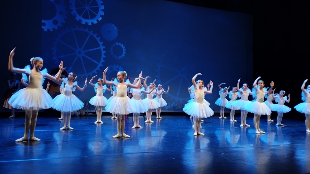 Mdanse 52'nin "Coppelia" balesine ayakta alkış