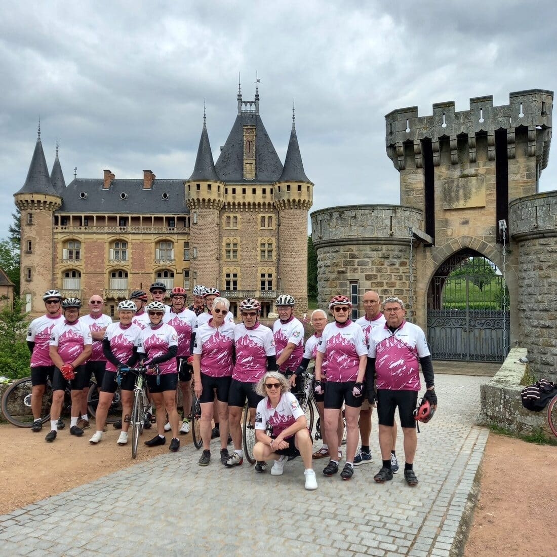 Ciclistas en viaje deportivo a Saona y Loira