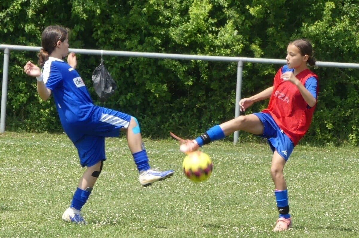 Jonge voetballers in toernooi
