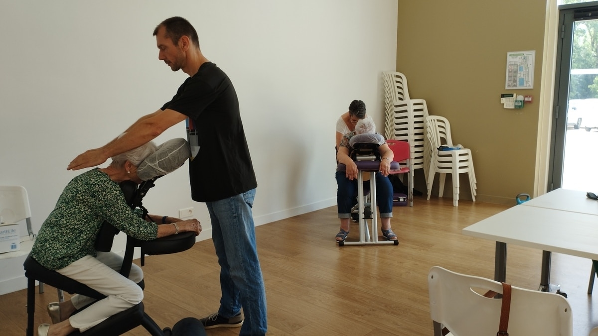 “Emma’s Massages” at the Café Escapade