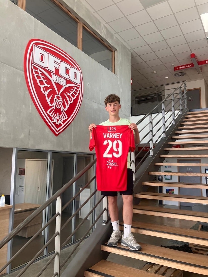 Kenzo Varney macht einen Schritt nach vorne und unterschreibt beim Trainingszentrum des Dijon FCO