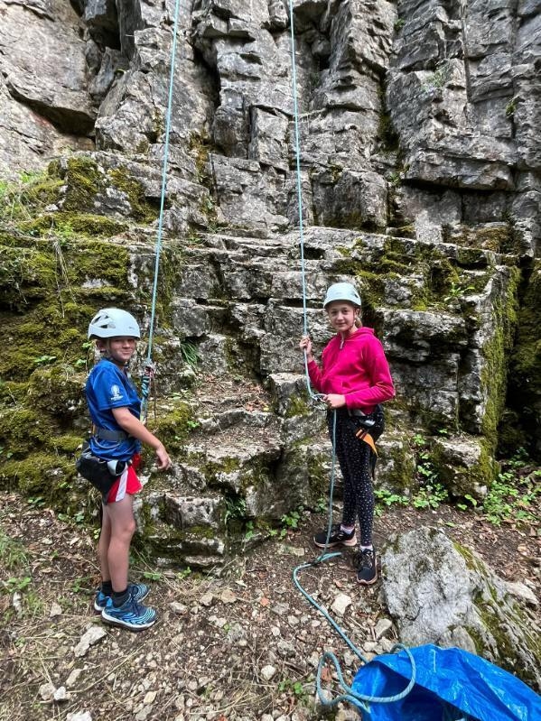 Los jóvenes de La Montagne al pie de las murallas