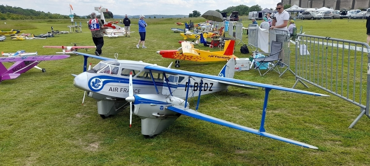 Grande encontro de aeronaves controladas remotamente em 7 de setembro em Brottes