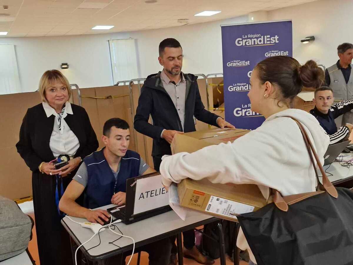 La Región ofrece computadoras a estudiantes de secundaria en el segundo año
