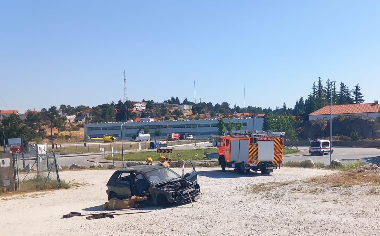 Simulacro testa resposta de emergência junto à helipista do Hospital Sousa Martins – Guarda