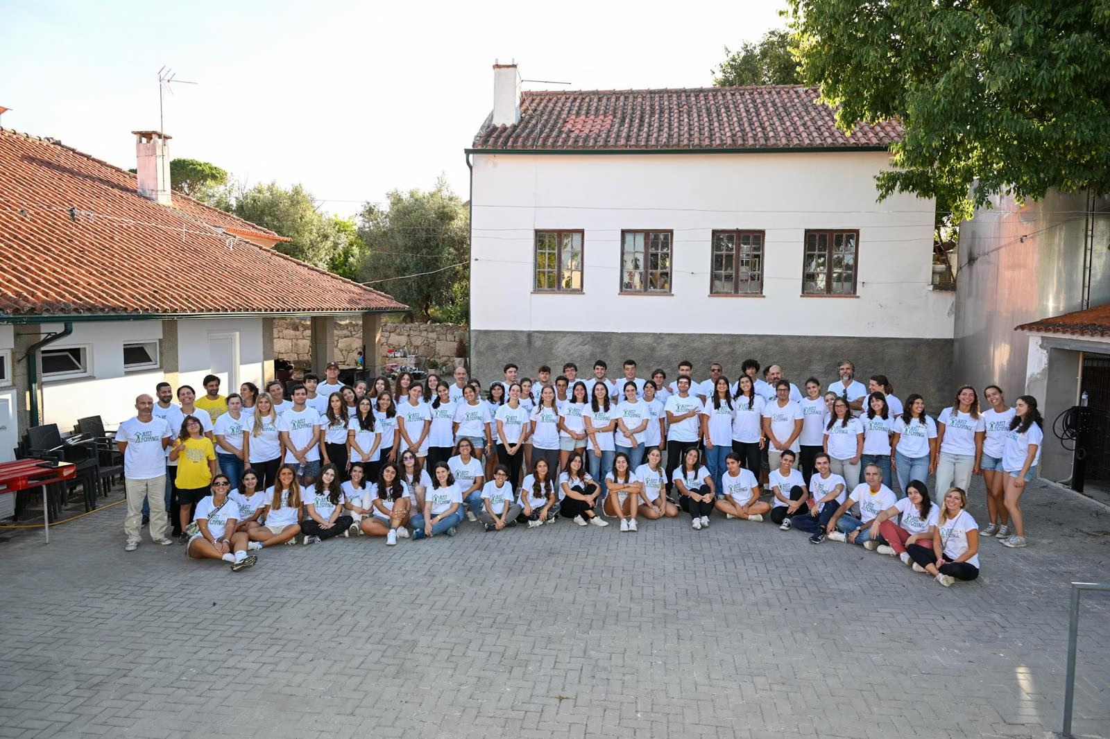 Students at the Catholic University of Medicine kick off the academic year with a charity event in Seia