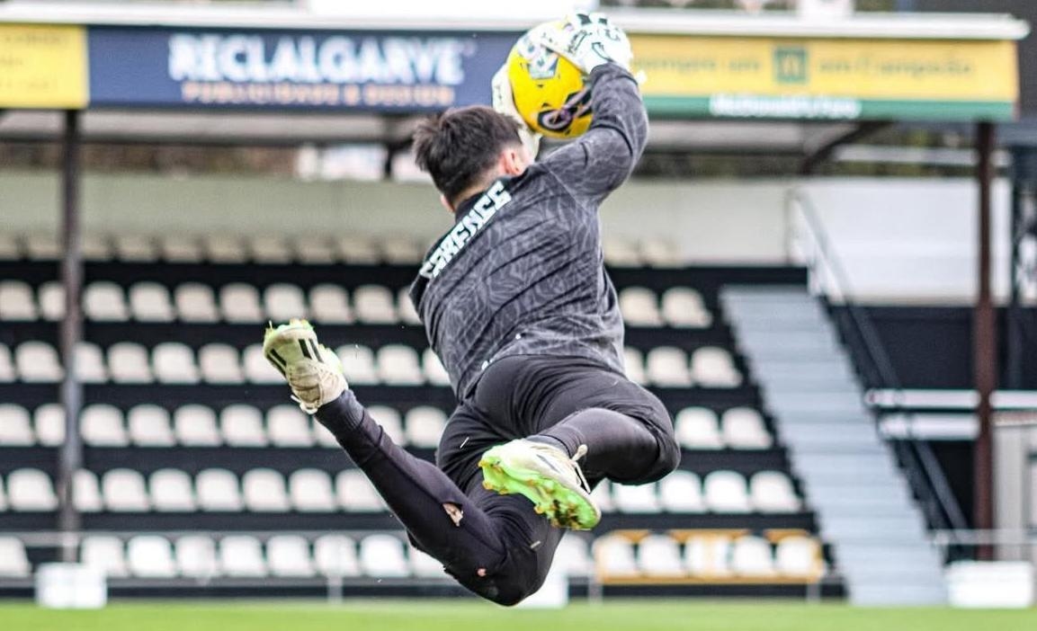 Guardião Miguel Carvalho renova com Farense por uma temporada