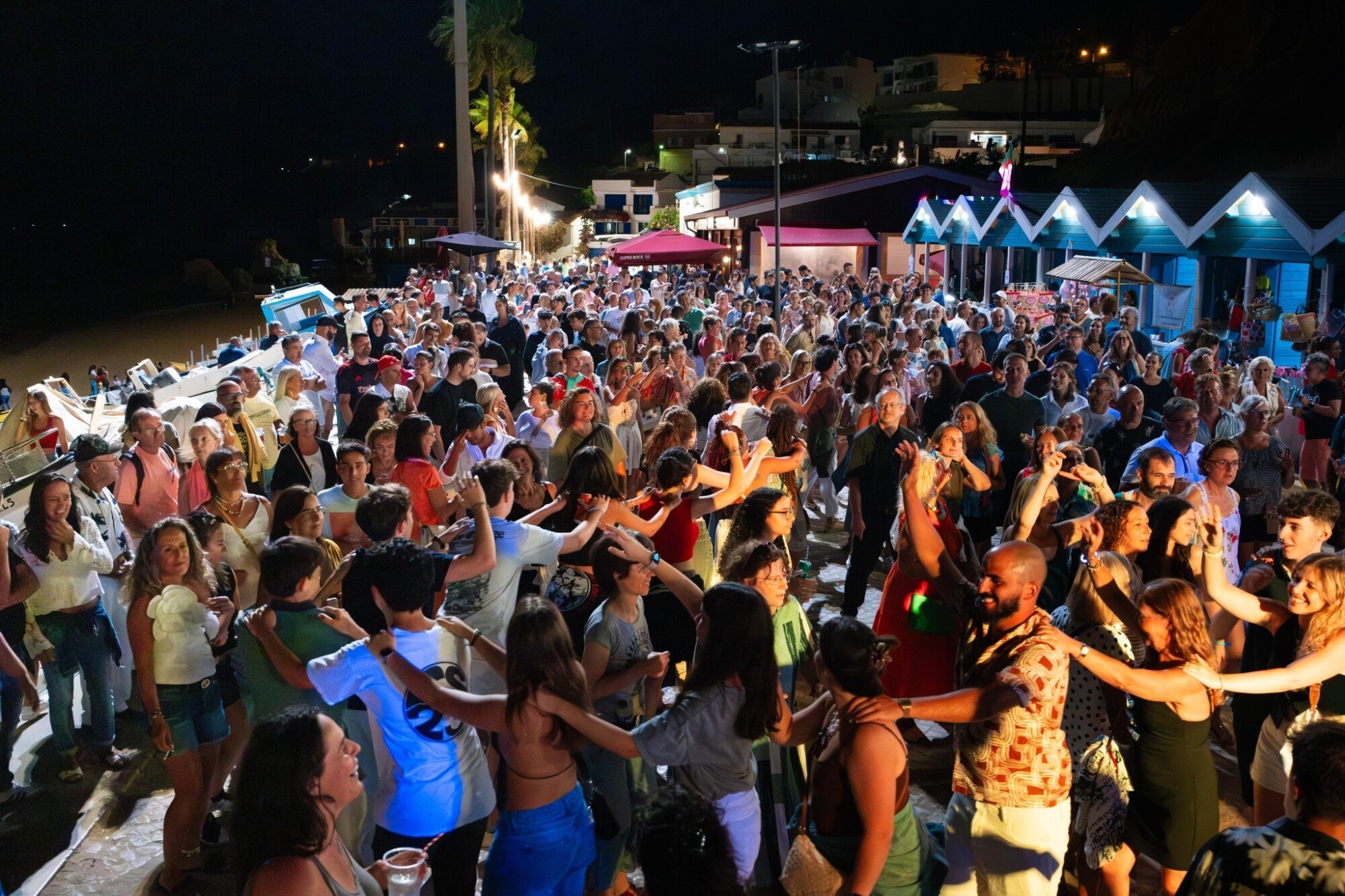 Praia dos Olhos de Água celebra final do verão com música e animação
