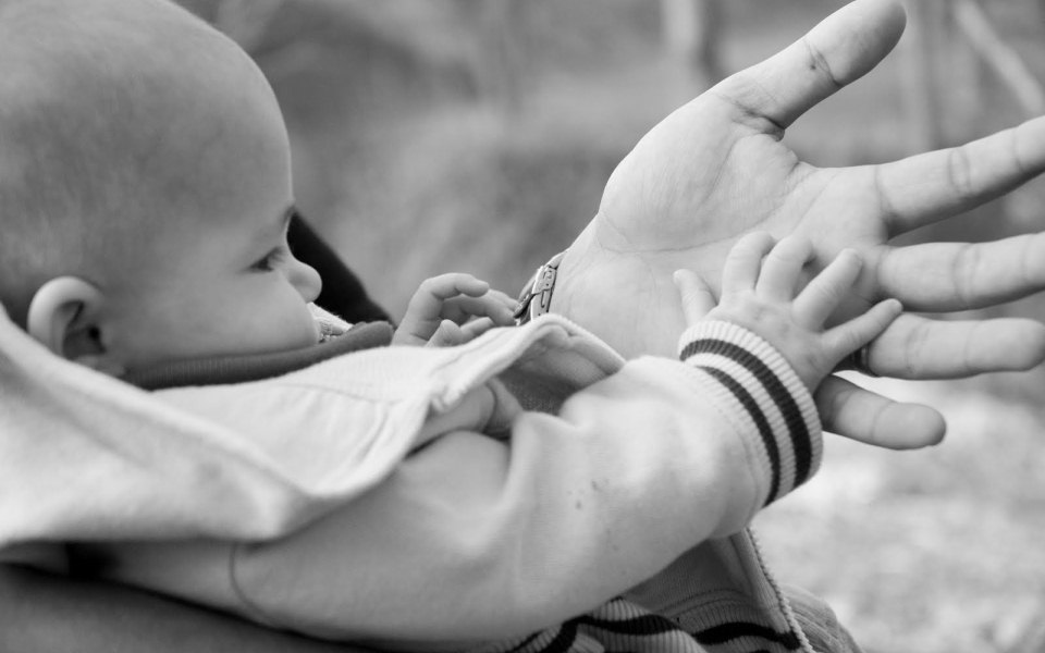 Il governo vuole che i genitori prendano 14 giorni consecutivi di congedo dopo la nascita del loro bambino