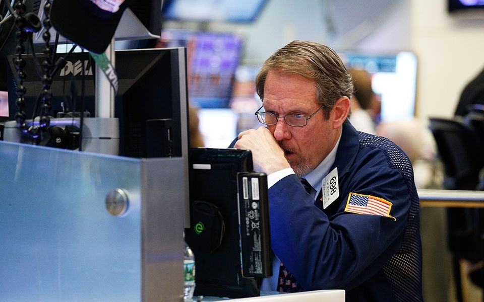 Wall Street chiude in ribasso dopo l'asta dei titoli del Tesoro con rendimenti superiori al 5%.