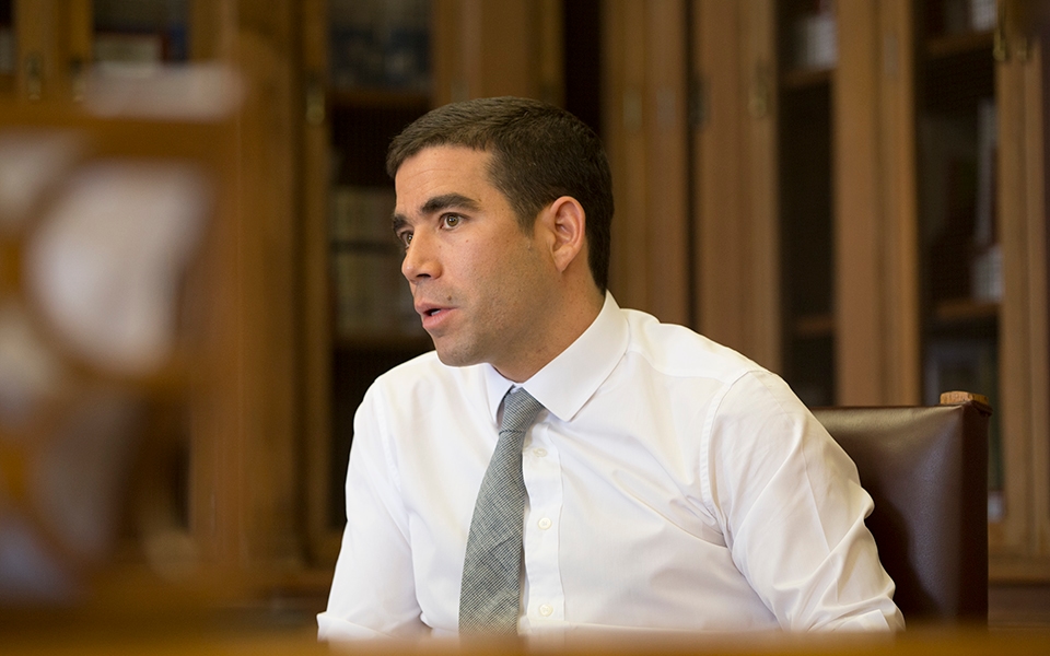 Wachtrijen van immigranten bij consulaire diensten vormen een “beperkt probleem”, zegt minister van het voorzitterschap