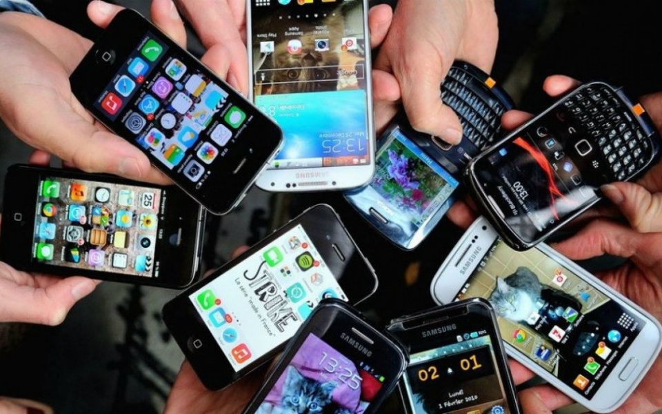 President van de Republiek voert verbod in op het gebruik van mobiele telefoons op scholen tot en met de zesde klas