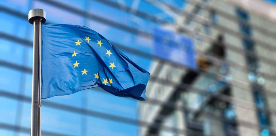 "Democratie onder druk". Een op de vijf jonge Europeanen geeft toe te kiezen voor een autoritaire regering.