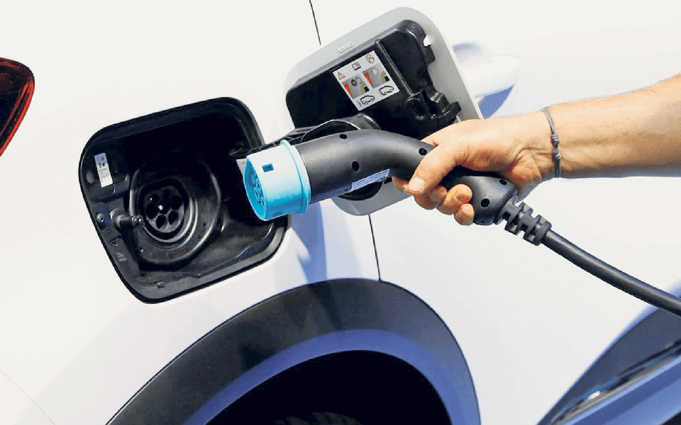 Elektrikli otomobillerin durdurulamaz yükselişi: 10 yılda satışların üçte birini oluşturuyorlar