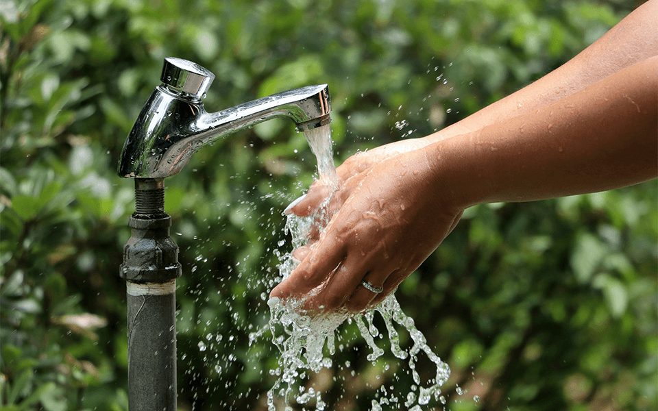 La mayoría de los municipios tienen una tarifa social de agua, pero muchos cobran precios elevados