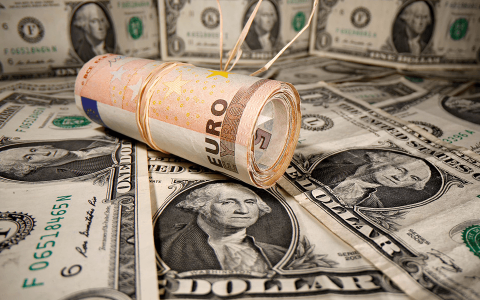 Il calo del dollaro riflette il declino dell'eccezionalismo americano, afferma un analista